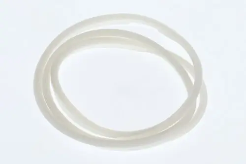 Zwei weiße Dichtungen aus flexiblem Material, passend für einen Kondenswassersammler, möglicherweise von Bosch, liegen auf hellem Hintergrund.